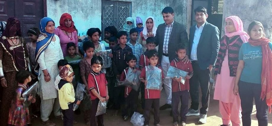 KOTPUTLI-BEHROR: अस्पताल प्रबंधन ने बच्चों को वितरित किए स्वेटर KOTPUTLI-BEHROR: अस्पताल प्रबंधन ने बच्चों को वितरित किए स्वेटर