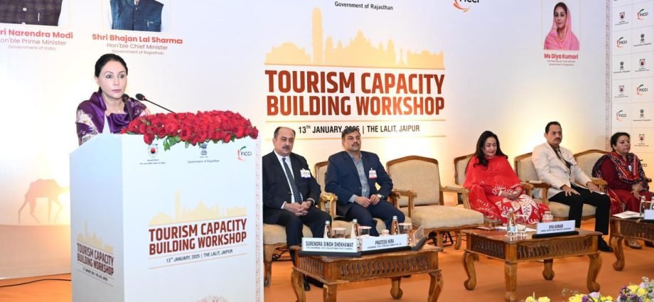 JAIPUR: टूर ऑपरेटरों, होम स्टे मालिकों, होटलों और पर्यटक गाइडों के लिए आयोजित हुई एक दिवसीय प्रशिक्षण कार्यशाला JAIPUR: टूर ऑपरेटरों, होम स्टे मालिकों, होटलों और पर्यटक गाइडों के लिए आयोजित हुई एक दिवसीय प्रशिक्षण कार्यशाला