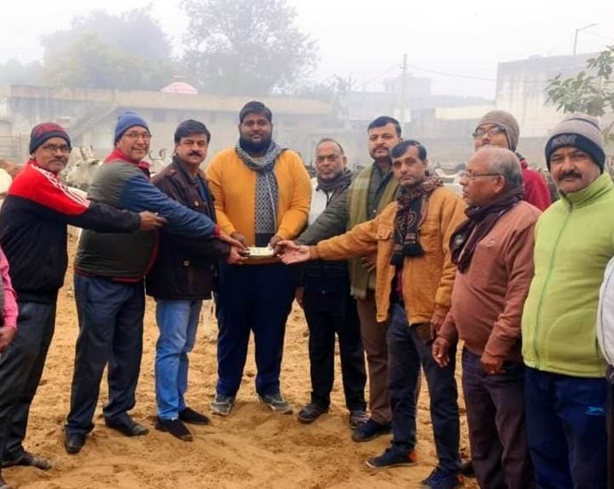 KOTPUTLI-BEHROR: जयसिंह गौशाला में चारे के लिए भेंट की नकद राशि KOTPUTLI-BEHROR: जयसिंह गौशाला में चारे के लिए भेंट की नकद राशि