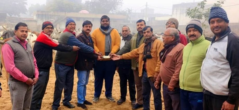 KOTPUTLI-BEHROR: जयसिंह गौशाला में चारे के लिए भेंट की नकद राशि KOTPUTLI-BEHROR: जयसिंह गौशाला में चारे के लिए भेंट की नकद राशि