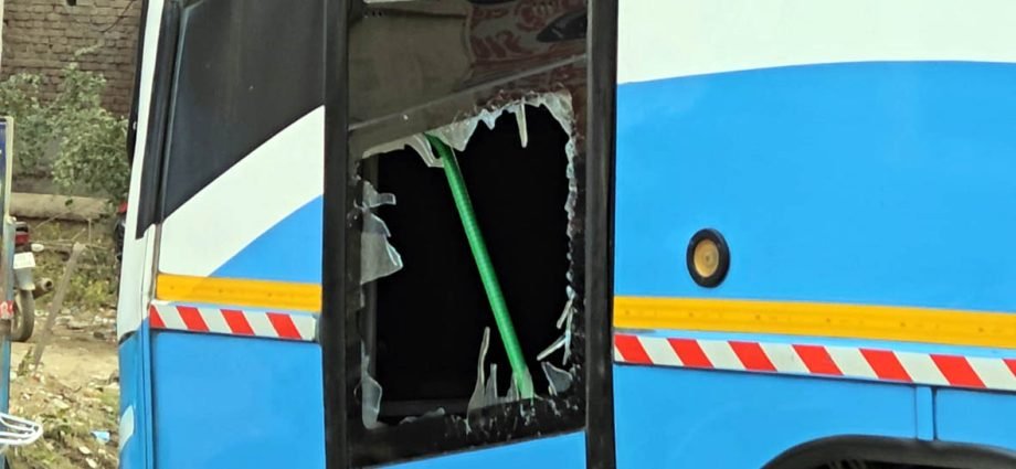 KOTPUTLI-BEHROR: नशे में धुत्त पति-पत्नी ने बस में जमकर मचाया उत्पात KOTPUTLI-BEHROR: नशे में धुत्त पति-पत्नी ने बस में जमकर मचाया उत्पात