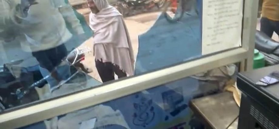 KOTPUTLI-BEHROR: ई-मित्र की दुकान में तोडफ़ोड़, मारपीट भी हुई KOTPUTLI-BEHROR: ई-मित्र की दुकान में तोडफ़ोड़, मारपीट भी हुई