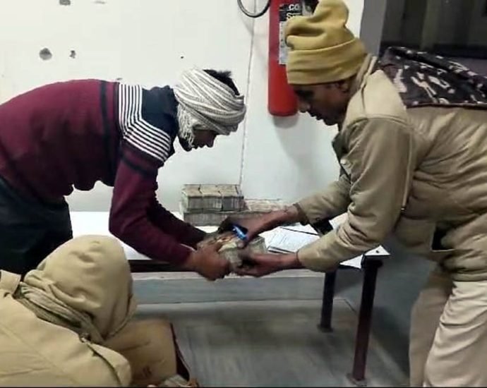 KOTPUTLI-BEHROR: पनियाला पुलिस की कार्रवाई, जब्त किए 63 लाख रुपए KOTPUTLI-BEHROR: पनियाला पुलिस की कार्रवाई, जब्त किए 63 लाख रुपए