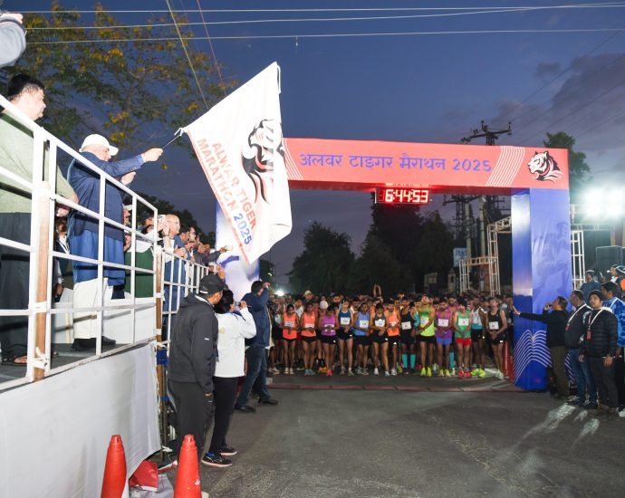 JAIPUR: ‘अलवर टाइगर मैराथन’ उत्साह एवं उमंग के साथ दौड़े हजारों एथलीट JAIPUR: ‘अलवर टाइगर मैराथन’ उत्साह एवं उमंग के साथ दौड़े हजारों एथलीट