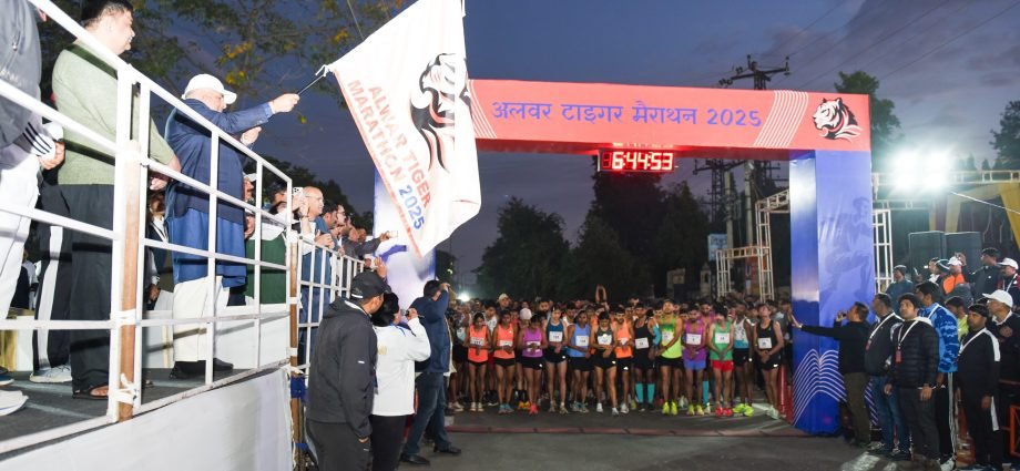 JAIPUR: ‘अलवर टाइगर मैराथन’ उत्साह एवं उमंग के साथ दौड़े हजारों एथलीट JAIPUR: ‘अलवर टाइगर मैराथन’ उत्साह एवं उमंग के साथ दौड़े हजारों एथलीट