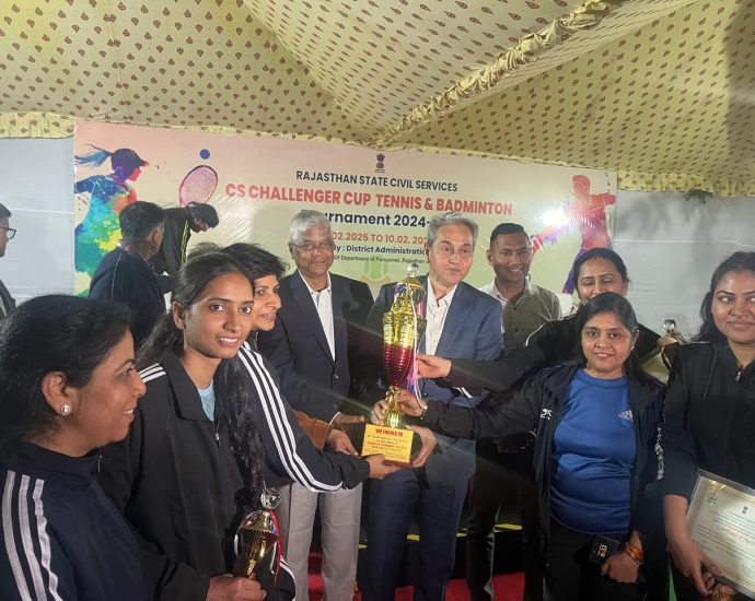 JAIPUR: सी. एस. चैलेंजर कप— राजस्थान लेखा सेवा महिला टीम ने जीती बैडमिंटन ट्रॉफी JAIPUR: सी. एस. चैलेंजर कप— राजस्थान लेखा सेवा महिला टीम ने जीती बैडमिंटन ट्रॉफी