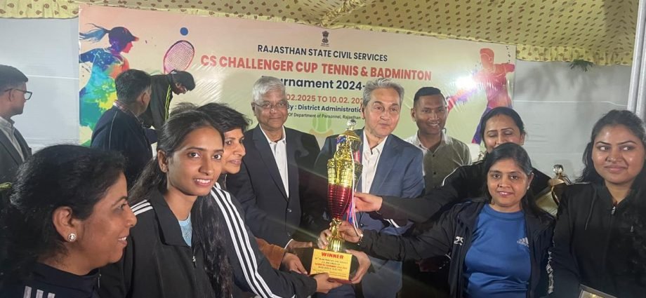 JAIPUR: सी. एस. चैलेंजर कप— राजस्थान लेखा सेवा महिला टीम ने जीती बैडमिंटन ट्रॉफी JAIPUR: सी. एस. चैलेंजर कप— राजस्थान लेखा सेवा महिला टीम ने जीती बैडमिंटन ट्रॉफी