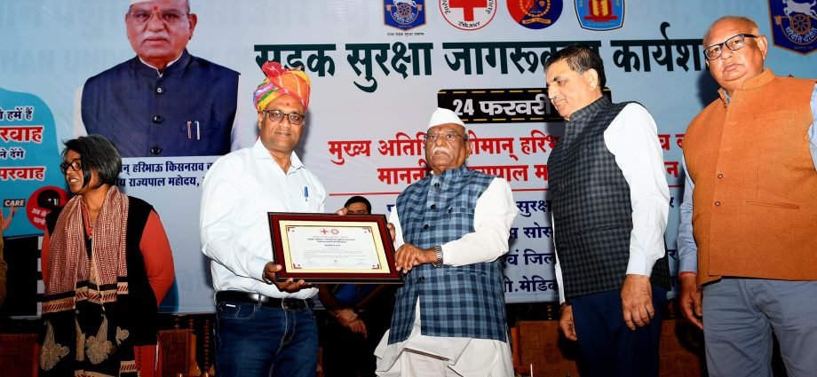 JAIPUR: इंडियन रेडक्रॉस सोसायटी और पुलिस विभाग के संयुक्त तत्वावधान में सड़क सुरक्षा जागरूकता कार्यशाला आयोजित JAIPUR: इंडियन रेडक्रॉस सोसायटी और पुलिस विभाग के संयुक्त तत्वावधान में सड़क सुरक्षा जागरूकता कार्यशाला आयोजित