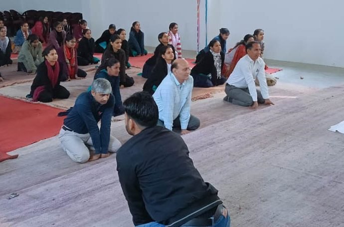 KOTPUTLI-BEHROR: छात्रों को कराया योग, बताई महत्ता KOTPUTLI-BEHROR: छात्रों को कराया योग, बताई महत्ता