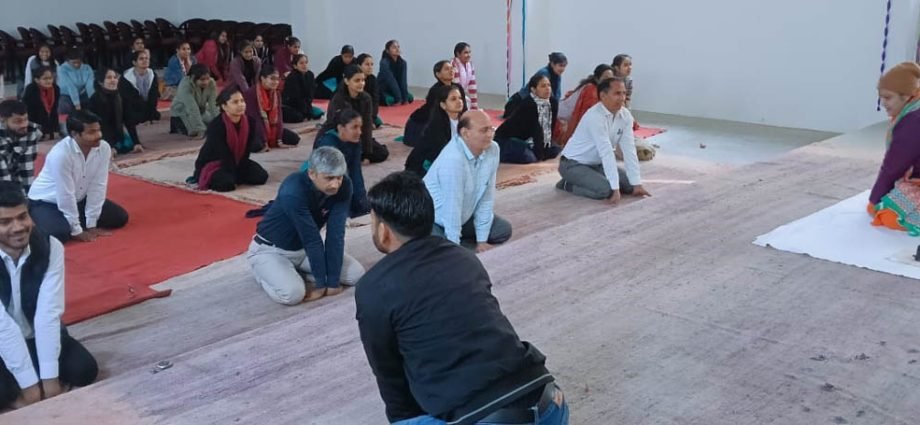KOTPUTLI-BEHROR: छात्रों को कराया योग, बताई महत्ता KOTPUTLI-BEHROR: छात्रों को कराया योग, बताई महत्ता