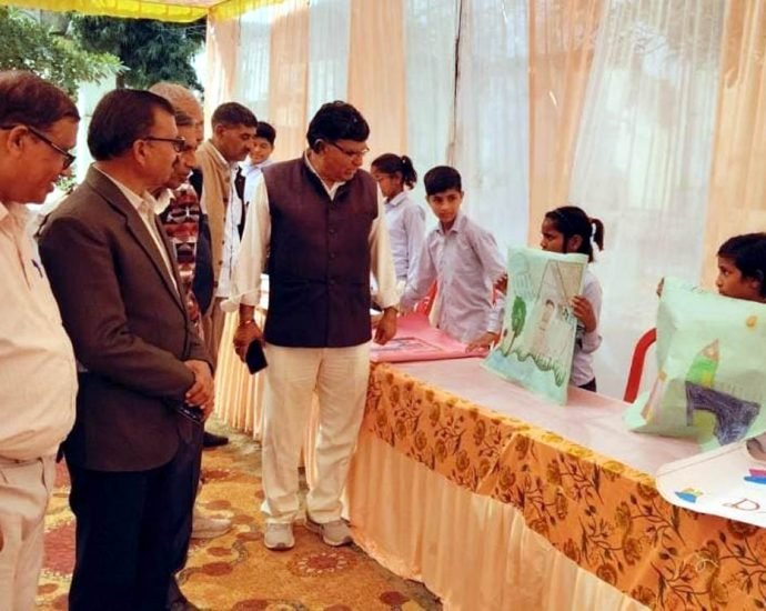 KOTPUTLI-BEHROR: बनेठी स्कूल में कैरियर मेला, छात्रों का मार्गदर्शन KOTPUTLI-BEHROR: बनेठी स्कूल में कैरियर मेला, छात्रों का मार्गदर्शन