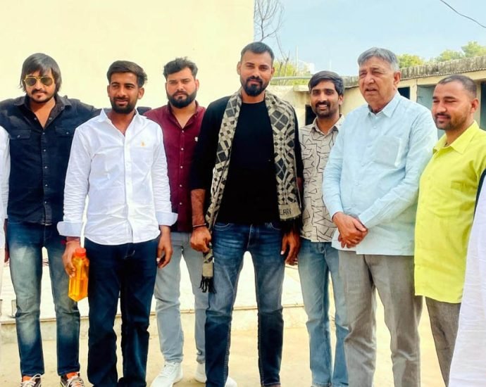 KOTPUTLI-BEHROR: कार्यकर्ताओं ने किया राज्य मंत्री बाजौर का स्वागत KOTPUTLI-BEHROR: कार्यकर्ताओं ने किया राज्य मंत्री बाजौर का स्वागत