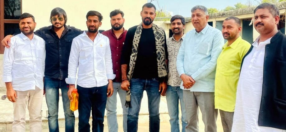 KOTPUTLI-BEHROR: कार्यकर्ताओं ने किया राज्य मंत्री बाजौर का स्वागत KOTPUTLI-BEHROR: कार्यकर्ताओं ने किया राज्य मंत्री बाजौर का स्वागत