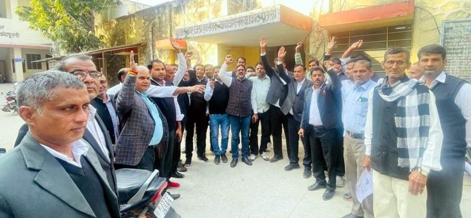 KOTPUTLI-BEHROR: कोटपूतली के वकील भी आंदोलन पर उतरे KOTPUTLI-BEHROR: कोटपूतली के वकील भी आंदोलन पर उतरे