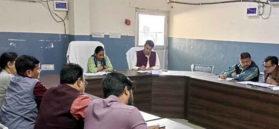 KOTPUTLI-BEHROR: काश्तकारों को जागरुक और लाभांवित करें: कलेक्टर KOTPUTLI-BEHROR: काश्तकारों को जागरुक और लाभांवित करें: कलेक्टर