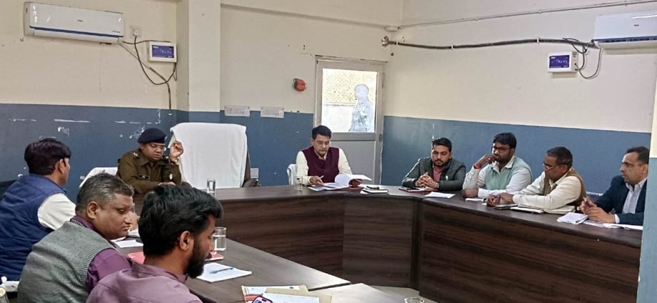 KOTPUTLI-BEHROR: अवैध कट और अतिक्रमण पर कार्रवाई करें: एडीएम KOTPUTLI-BEHROR: अवैध कट और अतिक्रमण पर कार्रवाई करें: एडीएम