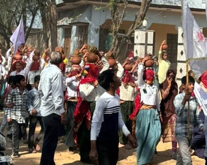 KOTPUTLI-BEHROR: निकाली कलश यात्रा, किया प्रतिभाओं का सम्मान KOTPUTLI-BEHROR: निकाली कलश यात्रा, किया प्रतिभाओं का सम्मान