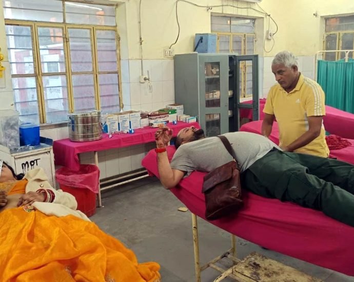 KOTPUTLI-BEHROR: ट्रेलर ने कारों को टक्कर मारी, तीन जख्मी KOTPUTLI-BEHROR: ट्रेलर ने कारों को टक्कर मारी, तीन जख्मी