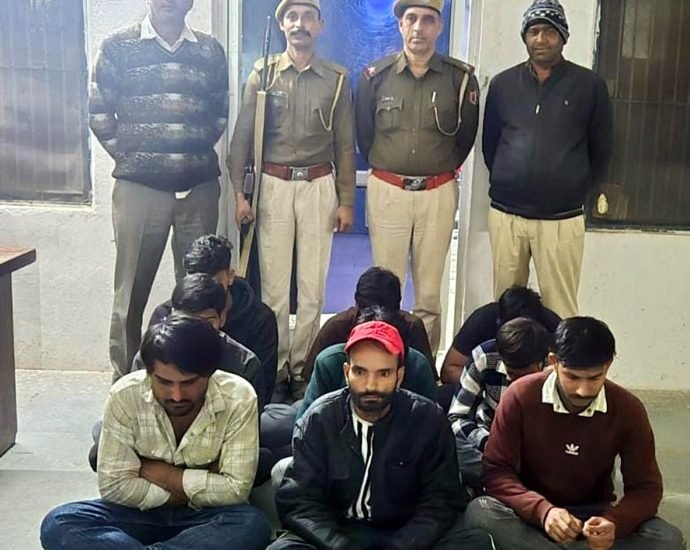 KOTPUTLI-BEHROR: अनेक होटलों और कैफे में दी औचक दबिश KOTPUTLI-BEHROR: अनेक होटलों और कैफे में दी औचक दबिश