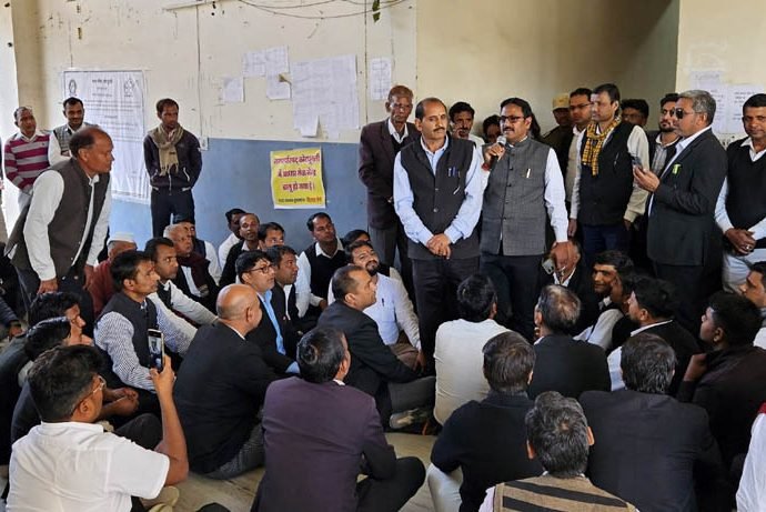 KOTPUTLI-BEHROR: कलेक्टर के खिलाफ ही धरने पर बैठ गए वकील KOTPUTLI-BEHROR: कलेक्टर के खिलाफ ही धरने पर बैठ गए वकील