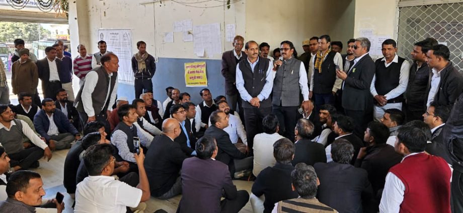 KOTPUTLI-BEHROR: कलेक्टर के खिलाफ ही धरने पर बैठ गए वकील KOTPUTLI-BEHROR: कलेक्टर के खिलाफ ही धरने पर बैठ गए वकील