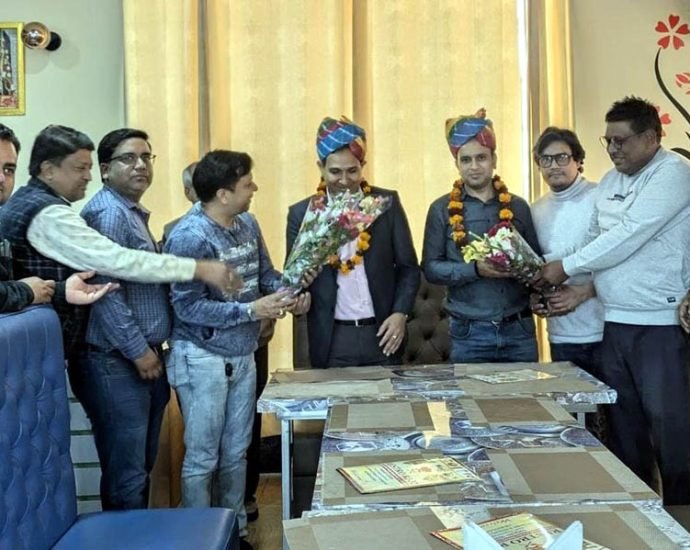 KOTPUTLI-BEHROR: अधिकारियों ने ली दवा विक्रेताओं की बैठक KOTPUTLI-BEHROR: अधिकारियों ने ली दवा विक्रेताओं की बैठक