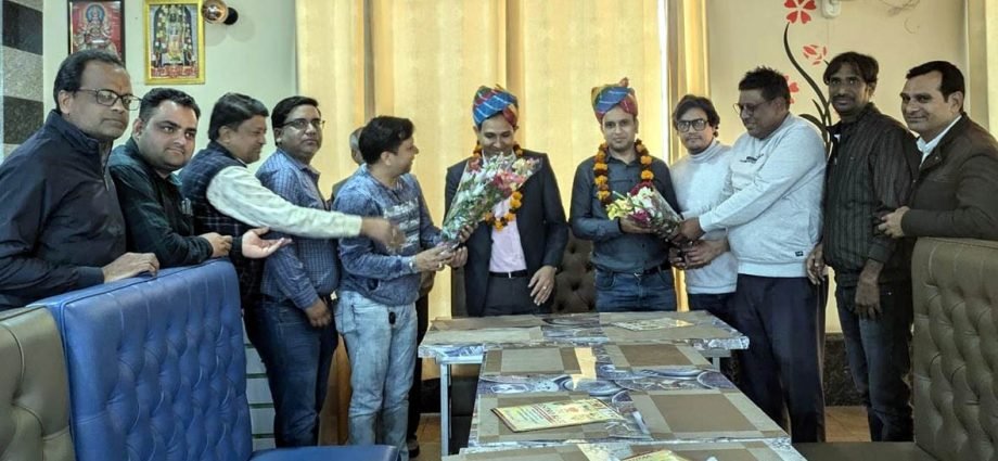 KOTPUTLI-BEHROR: अधिकारियों ने ली दवा विक्रेताओं की बैठक KOTPUTLI-BEHROR: अधिकारियों ने ली दवा विक्रेताओं की बैठक