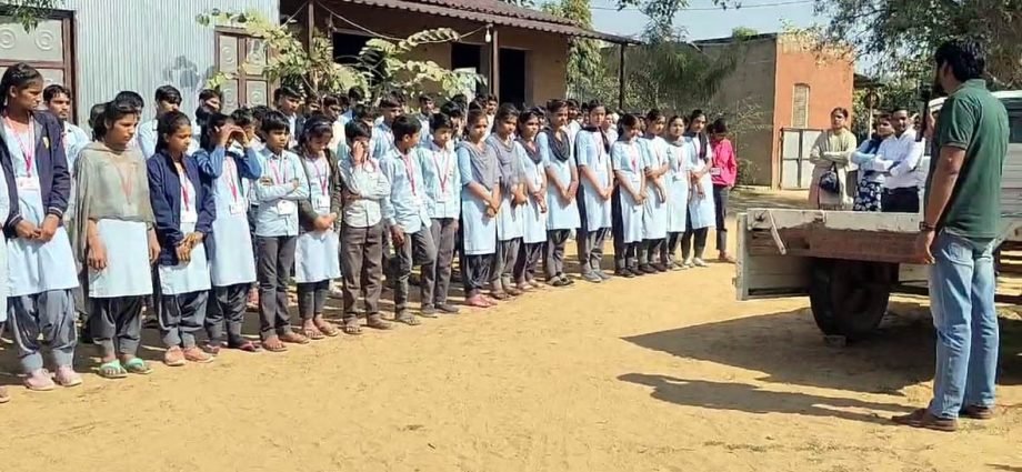KOTPUTLI-BEHROR: पीएमश्री के छात्रों ने किया जैविक फॉर्म का भ्रमण KOTPUTLI-BEHROR: पीएमश्री के छात्रों ने किया जैविक फॉर्म का भ्रमण