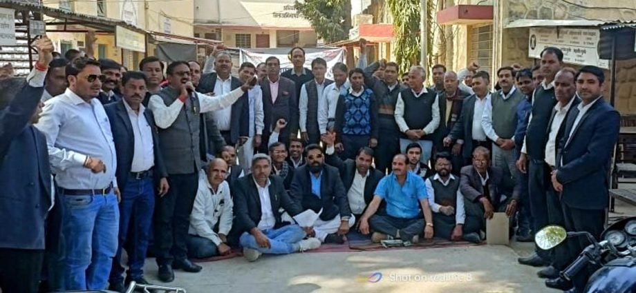 KOTPUTLI-BEHROR: चौथे दिन भी कार्य बहिष्कार, नारेबाजी कर किया प्रदर्शन