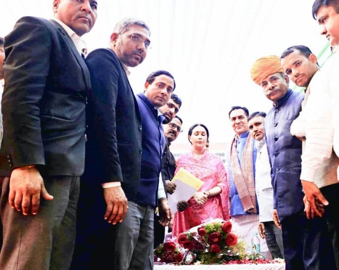 KOTPUTLI-BEHROR: वकीलों ने डिप्टी सीएम दिया कुमारी को सौंपा ज्ञापन KOTPUTLI-BEHROR: वकीलों ने डिप्टी सीएम दिया कुमारी को सौंपा ज्ञापन