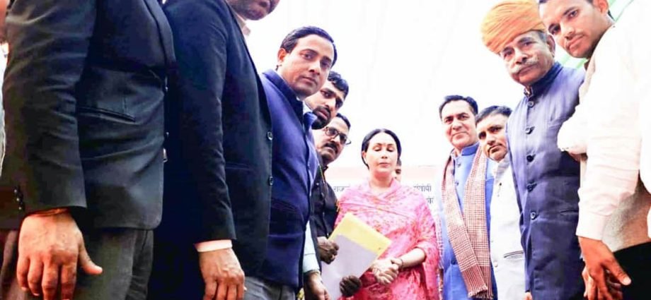 KOTPUTLI-BEHROR: वकीलों ने डिप्टी सीएम दिया कुमारी को सौंपा ज्ञापन KOTPUTLI-BEHROR: वकीलों ने डिप्टी सीएम दिया कुमारी को सौंपा ज्ञापन