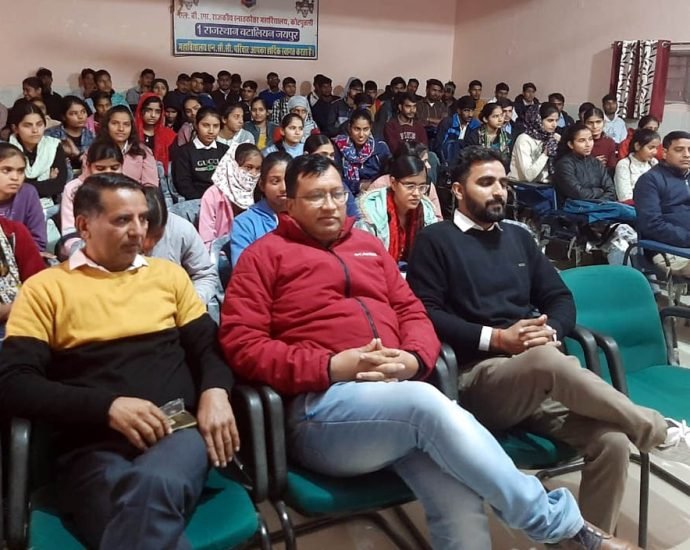 KOTPUTLI-BEHROR: कॉलेज छात्राओं को दी योजनाओं की जानकारी KOTPUTLI-BEHROR: कॉलेज छात्राओं को दी योजनाओं की जानकारी