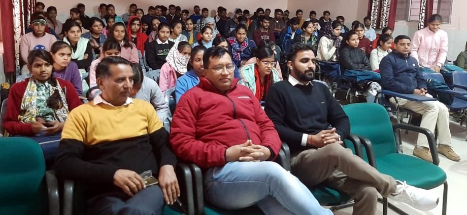 KOTPUTLI-BEHROR: कॉलेज छात्राओं को दी योजनाओं की जानकारी KOTPUTLI-BEHROR: कॉलेज छात्राओं को दी योजनाओं की जानकारी