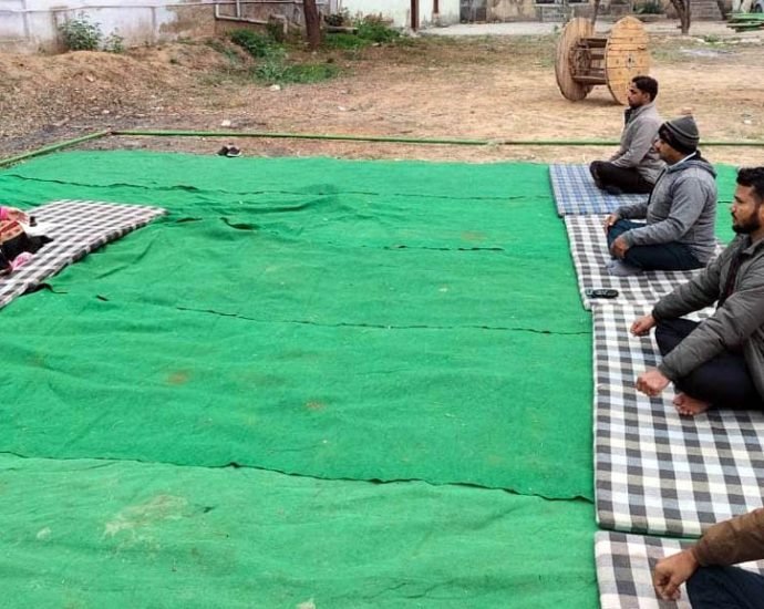 KOTPUTLI-BEHROR: पंचायत समिति कर्मचारियों को कराया योगाभ्यास KOTPUTLI-BEHROR: पंचायत समिति कर्मचारियों को कराया योगाभ्यास