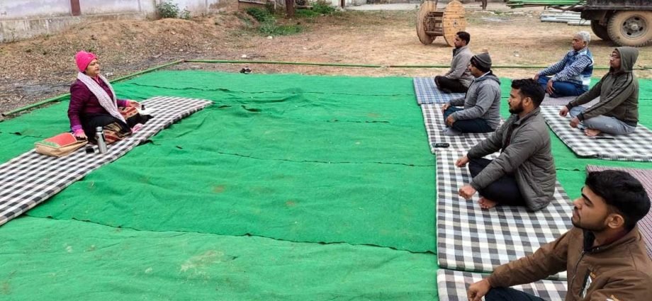 KOTPUTLI-BEHROR: पंचायत समिति कर्मचारियों को कराया योगाभ्यास KOTPUTLI-BEHROR: पंचायत समिति कर्मचारियों को कराया योगाभ्यास