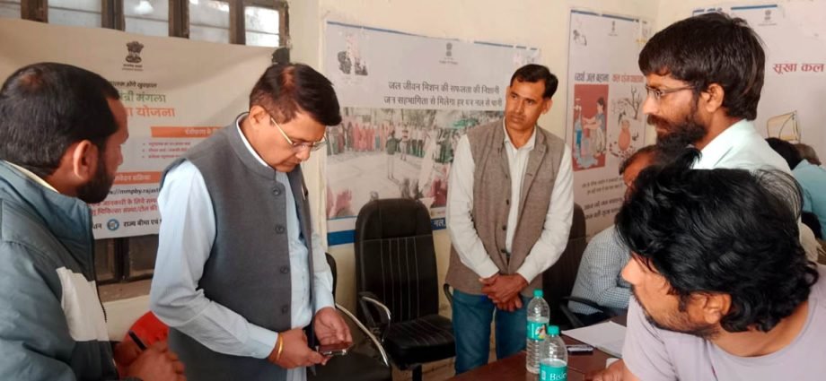 KOTPUTLI-BEHROR: एडीएम ने किया फॉर्मर रजिस्ट्री शिविर का निरीक्षण KOTPUTLI-BEHROR: एडीएम ने किया फॉर्मर रजिस्ट्री शिविर का निरीक्षण