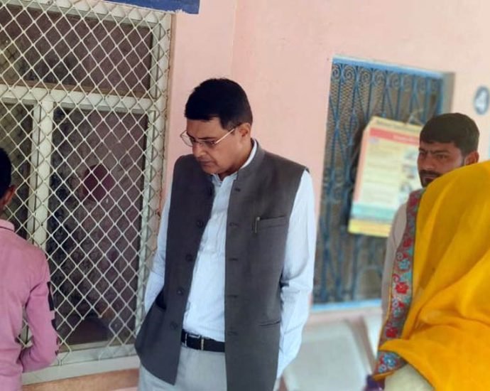 KOTPUTLI-BEHROR: स्वास्थ्य केन्द्र का औचक निरीक्षण, देखी व्यवस्थाएं KOTPUTLI-BEHROR: स्वास्थ्य केन्द्र का औचक निरीक्षण, देखी व्यवस्थाएं