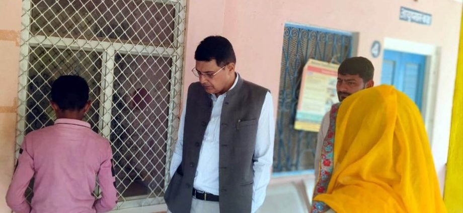 KOTPUTLI-BEHROR: स्वास्थ्य केन्द्र का औचक निरीक्षण, देखी व्यवस्थाएं KOTPUTLI-BEHROR: स्वास्थ्य केन्द्र का औचक निरीक्षण, देखी व्यवस्थाएं