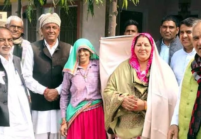 KOTPUTLI-BEHROR: नांगल चौधरी विधायक मंजू चौधरी का किया स्वागत KOTPUTLI-BEHROR: नांगल चौधरी विधायक मंजू चौधरी का किया स्वागत