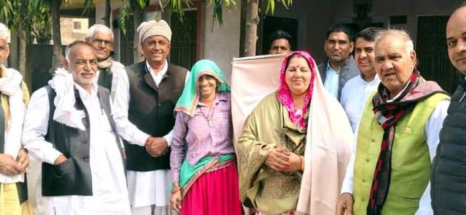 KOTPUTLI-BEHROR: नांगल चौधरी विधायक मंजू चौधरी का किया स्वागत KOTPUTLI-BEHROR: नांगल चौधरी विधायक मंजू चौधरी का किया स्वागत