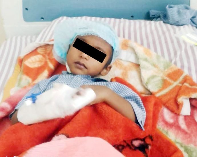 JAIPUR: दिल में छेद के ऑपरेशन के बाद अब परिजनों संग खेल रहा है नैतिक JAIPUR: दिल में छेद के ऑपरेशन के बाद अब परिजनों संग खेल रहा है नैतिक