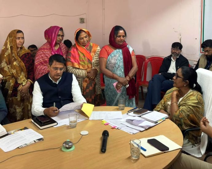 KOTPUTLI-BEHROR: जनसुनवाई में कलेक्टर ने सुने आमजन के परिवाद KOTPUTLI-BEHROR: जनसुनवाई में कलेक्टर ने सुने आमजन के परिवाद