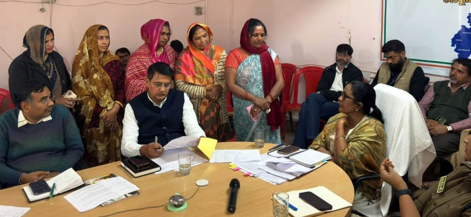 KOTPUTLI-BEHROR: जनसुनवाई में कलेक्टर ने सुने आमजन के परिवाद KOTPUTLI-BEHROR: जनसुनवाई में कलेक्टर ने सुने आमजन के परिवाद