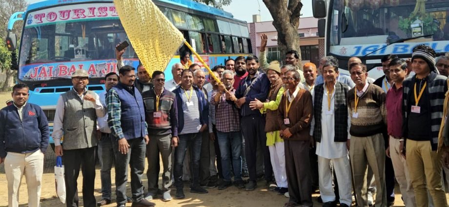 KOTPUTLI-BEROR: श्याम परिवार का चौथा जत्था हुआ रवाना KOTPUTLI-BEROR: श्याम परिवार का चौथा जत्था हुआ रवाना