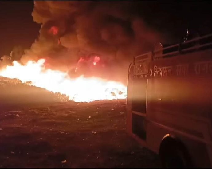 KOTPUTLI-BEHROR: कबाड़ में लगी भीषण, 7 दमकलों से पाया काबू KOTPUTLI-BEHROR: कबाड़ में लगी भीषण, 7 दमकलों से पाया काबू