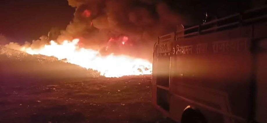 KOTPUTLI-BEHROR: कबाड़ में लगी भीषण, 7 दमकलों से पाया काबू KOTPUTLI-BEHROR: कबाड़ में लगी भीषण, 7 दमकलों से पाया काबू