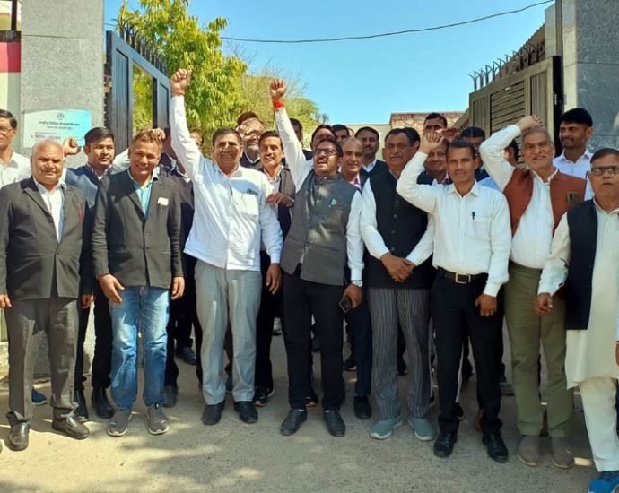 KOTPUTLI-BEHROR: डीजे कोर्ट खुलने तक जारी रहेगा वकीलों का अनशन KOTPUTLI-BEHROR: डीजे कोर्ट खुलने तक जारी रहेगा वकीलों का अनशन