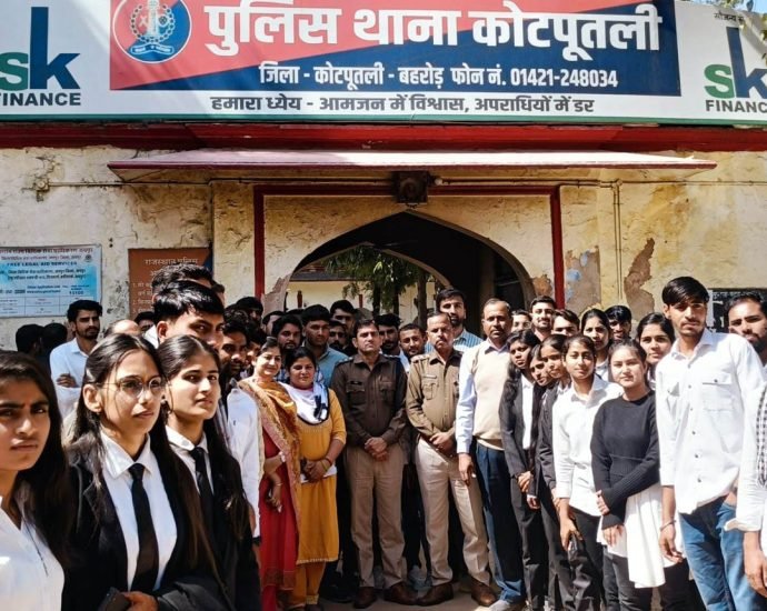 KOTPUTLI-BEHROR: अचानक पुलिस थाने में पहुंचे विधि विद्यार्थी KOTPUTLI-BEHROR: अचानक पुलिस थाने में पहुंचे विधि विद्यार्थी