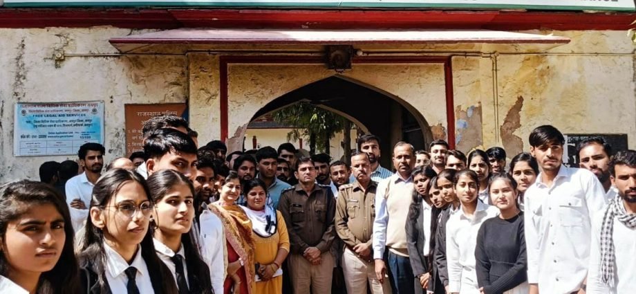 KOTPUTLI-BEHROR: अचानक पुलिस थाने में पहुंचे विधि विद्यार्थी KOTPUTLI-BEHROR: अचानक पुलिस थाने में पहुंचे विधि विद्यार्थी