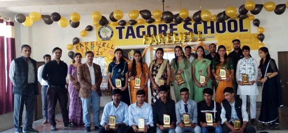 KOTPUTLI-BEHROR: टैगोर स्कूल में विदाई समारोह आयोजित KOTPUTLI-BEHROR: टैगोर स्कूल में विदाई समारोह आयोजित